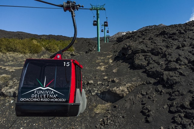 De Etna: Ticket voor kabelbaan en 4x4 bus heen en terug