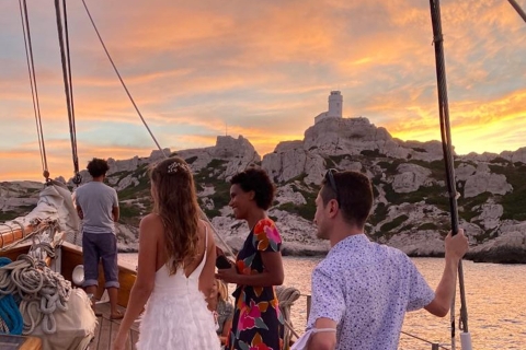 Marseille: Sunset Sailing Dinner in the Frioul Archipelago