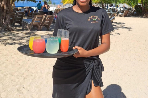 法尔茅斯：竹滩俱乐部提供午餐和鸡尾酒