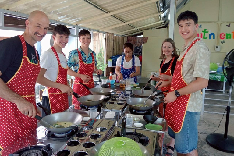 Aonang: Thaise kookles met markt- en moestuintourAonang: Thaise kookles met markt- en keukentuintour