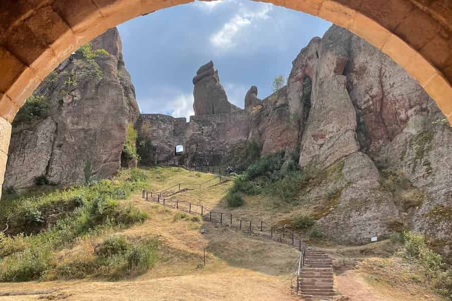 Von Sofia: Belogradchik Festung & Venetsa Höhle 12 Stunden Tour. Foto: GetYourGuide