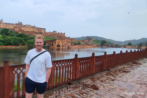 Jaipur: Private Full-Day City Tour with Female Guide City Tour with Guide, Car, Entrance Fees and Lunch