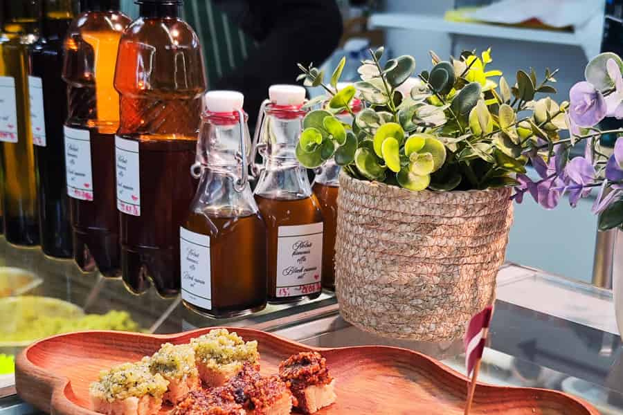 Riga: Geführte Tour durch den Zentralmarkt mit Lebensmittelverkostung. Foto: GetYourGuide Riga: Geführte Tour durch den Zentralmarkt mit Lebensmittelverkostung. Foto: GetYourGuide