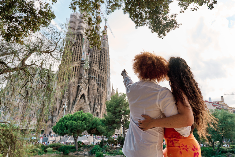 Barcelona: Sagrada Familia Decoded Guided Tour With Options Exterior Guided Tour Only - Standard Group in French