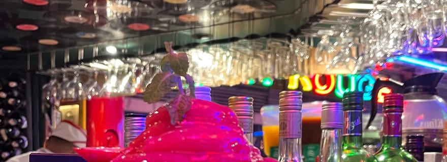 Tournée des bars de Makati, GoGo Bar, club et groupe de musique live