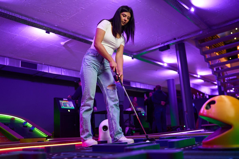 Cologne: Adventure Minigolf – Interactive tour through movie sets!