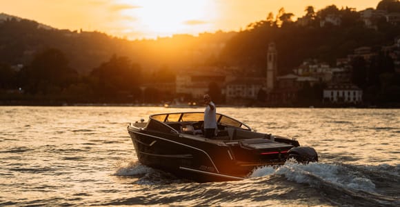 Lake Como: 2-Hour Luxury Boat Tour with Captain & Villas