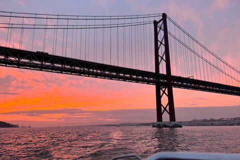 Lisboa: Passeio de Barco ao Pôr-do-Sol no Rio Tejo com Welcome DrinkLisboa: Passeio de barco ao pôr do sol no rio Tejo com Welcome Drink