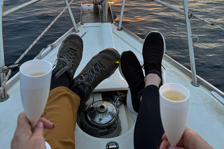 Barcelona: Sunset Boat Trip with Cava Wine and Snacks Sunset: Shared Tour with Cava, Drinks and Snacks