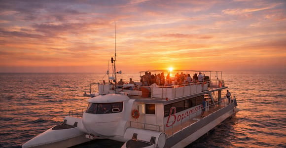 Valencia: Sunset or Daytime Catamaran Cruise with Drink