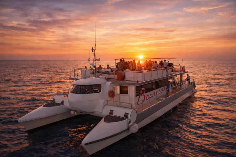 Valencia: Katamaranfahrt bei Sonnenuntergang oder tagsüber mit Getränk. Foto: GetYourGuide