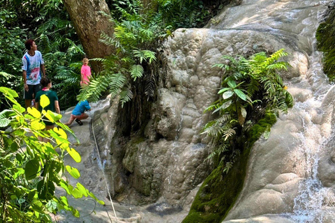 Ciesz się Sticky Waterfall i Parkiem Narodowym Chet Si Fountain