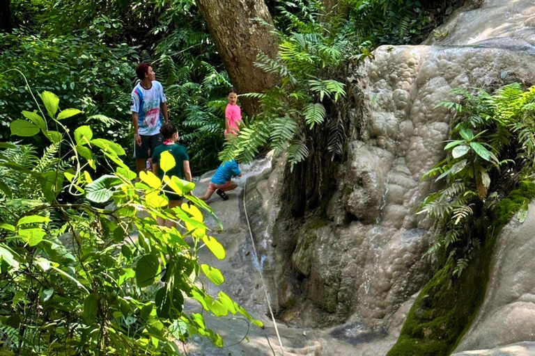 Ciesz się Sticky Waterfall i Parkiem Narodowym Chet Si Fountain