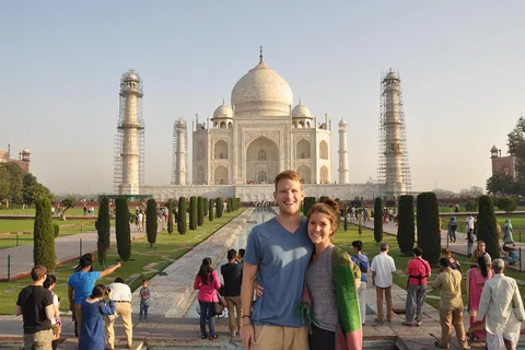 Da Delhi: Tour privato del Taj Mahal e di Agra con pranzo a 5 stelle