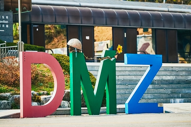 Desde Seúl: visita guiada a la DMZ, el tercer túnel y el puente GamaksanTour compartido: encuentro en Hongik Univ. Estación (Salida 3)