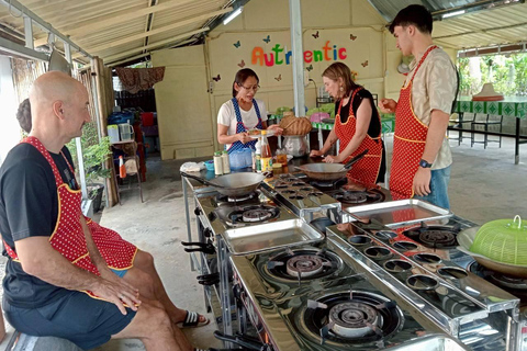 Aonang: Thaise kookles met markt- en moestuintourAonang: Thaise kookles met markt- en keukentuintour