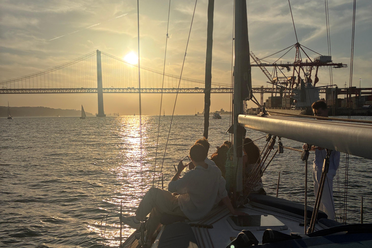 Sunset aboard a sailboat in Lisbon! Sunset aboard a sailing boat in Lisbon!