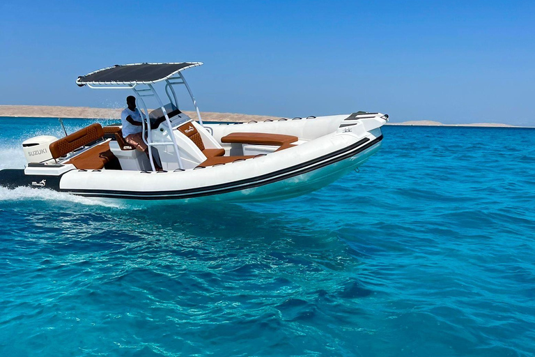 Hurghada : coucher de soleil, barbecue sur l'île de Magawish en bateau rapideBateau rapide privé pour le coucher du soleil avec barbecue