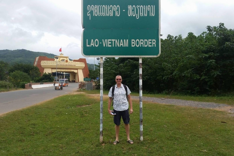 Hue à la frontière de Lao Bao pour l'obtention d'un visa Voyage aller-retour en voiture privée