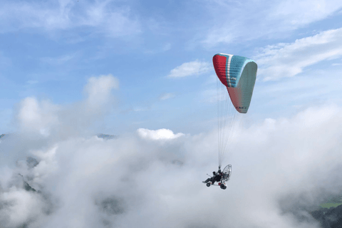 Vang vieng: Longtail boat&Paragliding & hotel pick-up