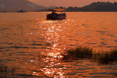 Udaipur: Lake Pichola Boat Ride with Old City Heritage Walk