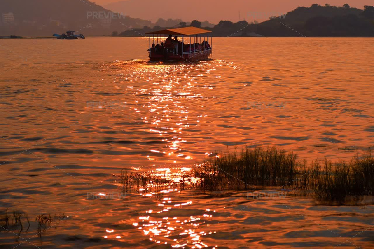 Udaipur: Lake Pichola Boat Ride with Old City Heritage Walk