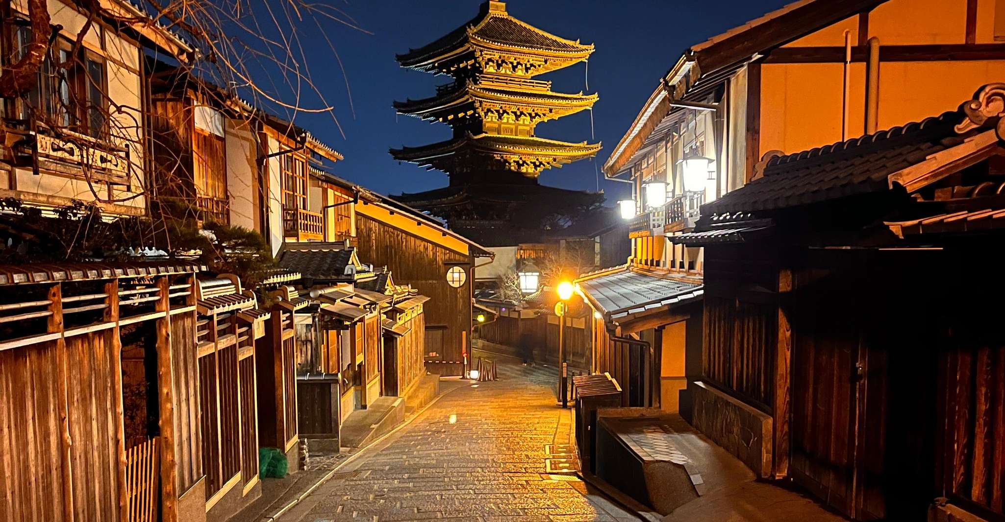 Kyoto: Gion Magical Night Walking Tour with Geisha Trivia