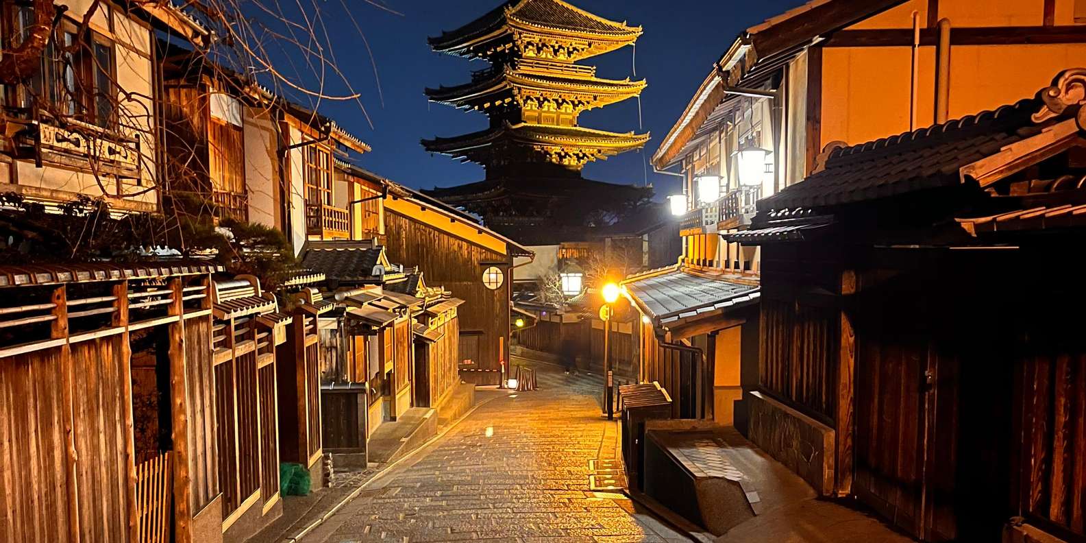 Kyoto: Gion Magical Night Walking Tour with Geisha Trivia