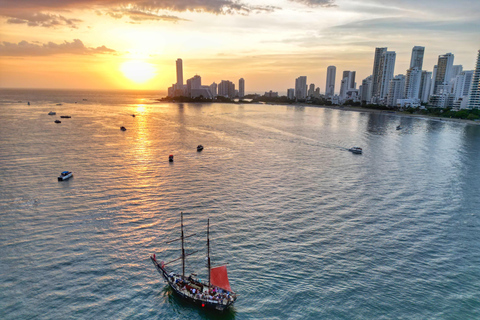 Cartagena: Passeio de barco pirata ao pôr do sol em Cartagena + bar aberto