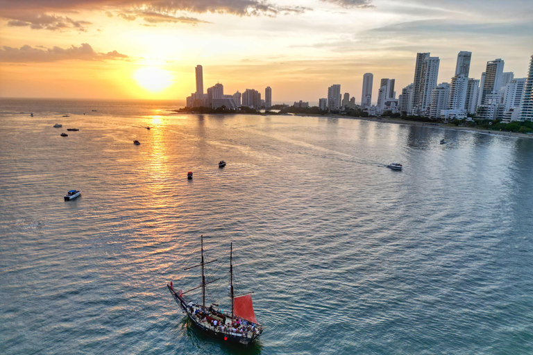 Cartagena: Paseo en barco pirata al atardecer en Cartagena+bar abierto