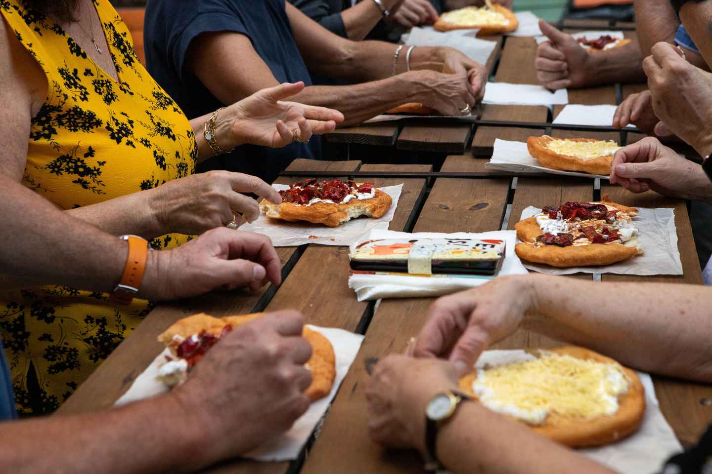 布达佩斯废墟酒吧漫步之旅：畅饮美食