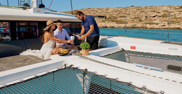 Heraklion: Private Sunset Catamaran Cruise to Dia with Wine
