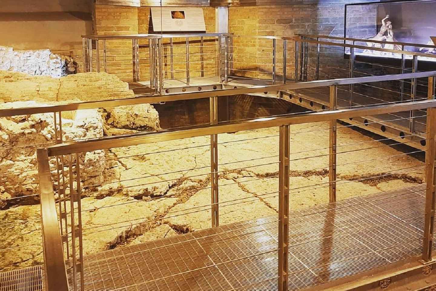 Rome: Vatican Necropolis and Via Triumphalis Guided Tour