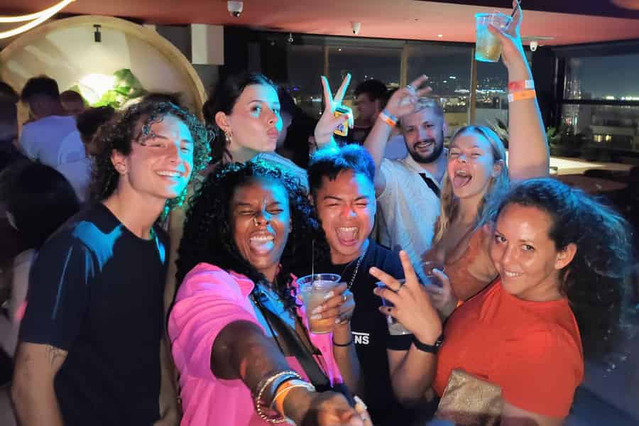 Athen: Party-Kneipentour mit 1 Stunde Freigetränken & VIP-Club-Zugang. Foto: GetYourGuide Athen: Party-Kneipentour mit 1 Stunde Freigetränken & VIP-Club-Zugang. Foto: GetYourGuide