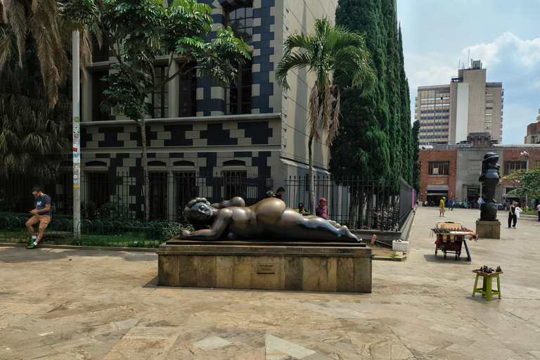 Medellín: Tour durch die Comuna 13, den Botero Park und den Metrocable mit einem lokalen Guide