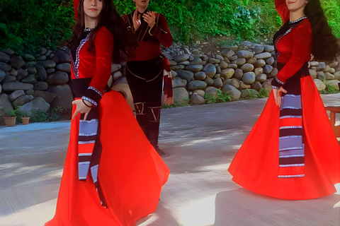 Batumi : circuit dans les montagnes d'Adjarie et festin géorgien traditionnelVisite privée de la région montagneuse d'Adjarie avec festin géorgien traditionnel