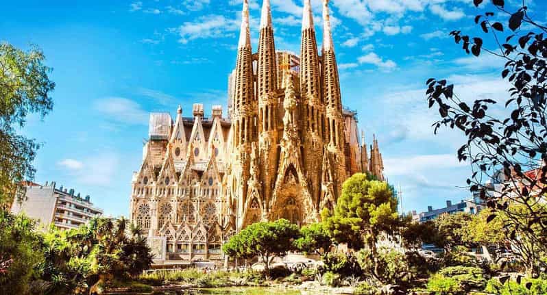Barcelona: Sagrada Familia Fast Track Guided Tour