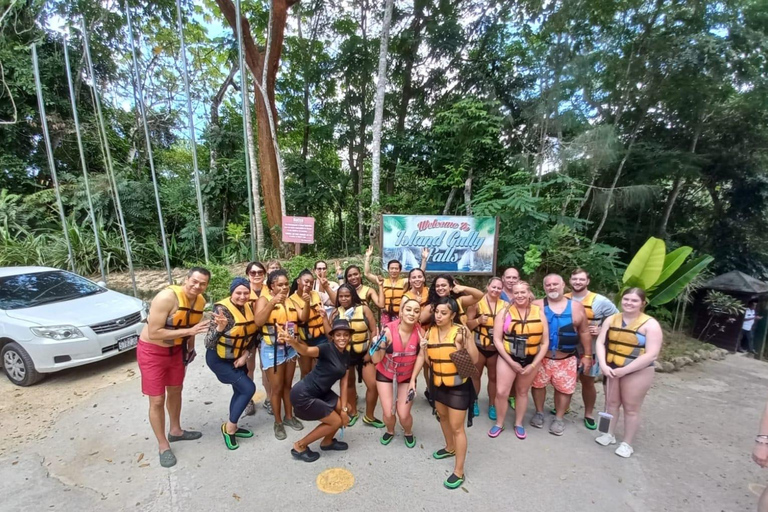 Montego Bay Group transfer to all attractions in Jamaica.Trasferimento di gruppo 2 in 1 Blue Hole &amp; Dunns River Falls 25pax