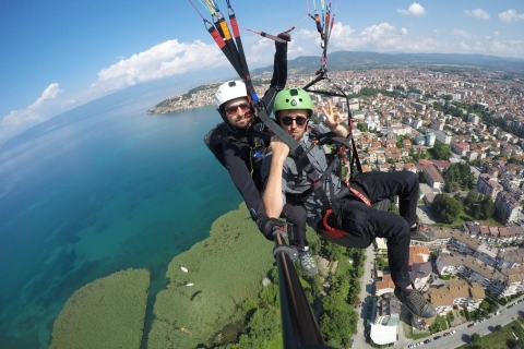 Paragliden op het meer van Ohrid