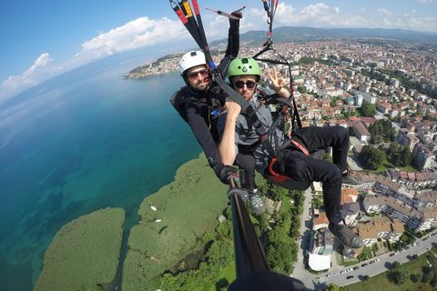 Paragliden op het meer van Ohrid