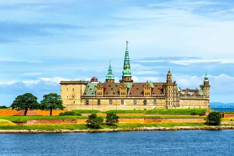 Kronborgs och Frederiksborgs slott från Köpenhamn med bil