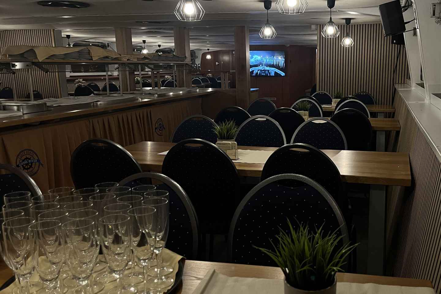 Prague: Sightseeing Boat Cruise with Buffet Dinner