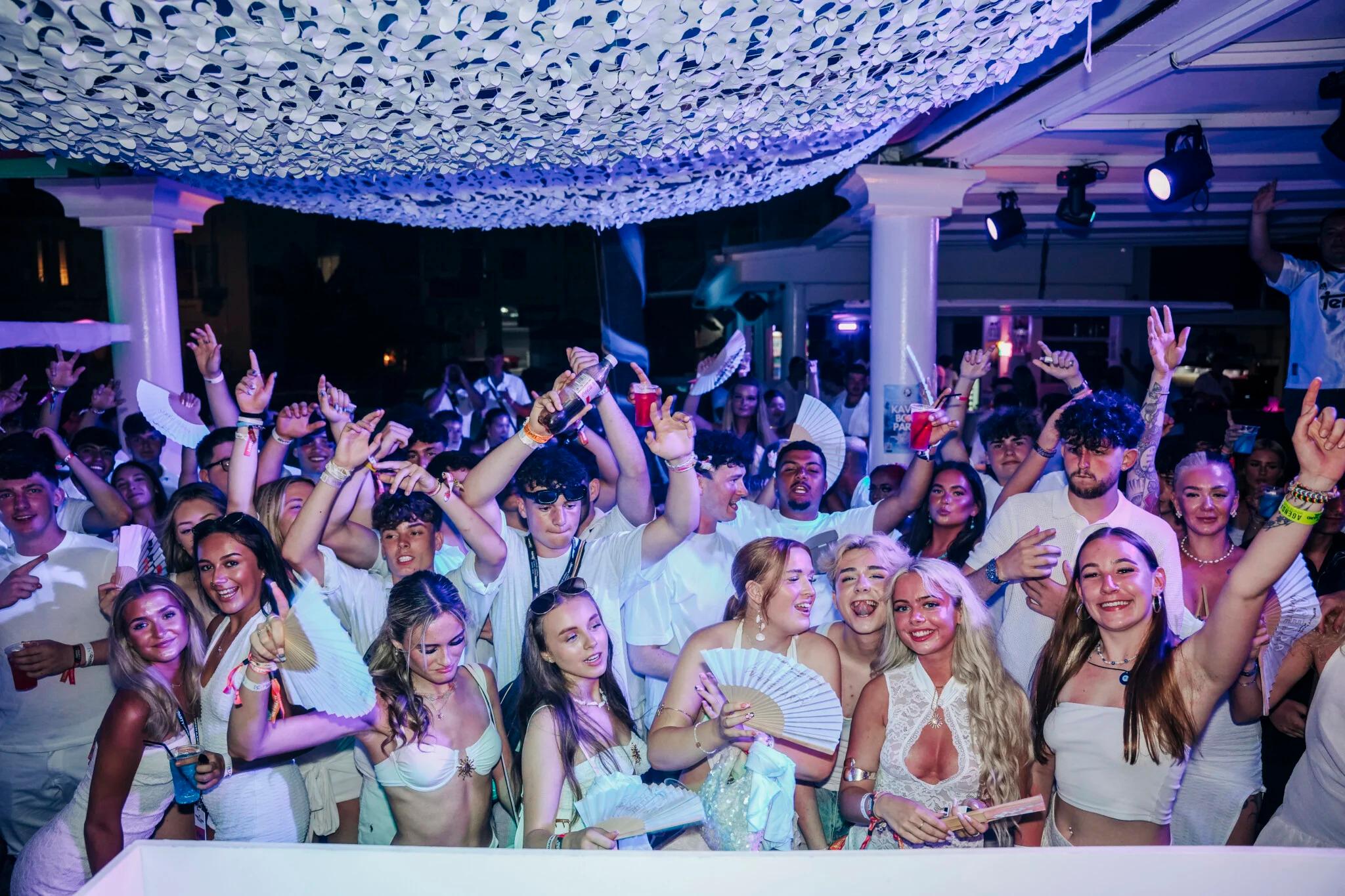 Kavos: Agenda White Party im Future Club
