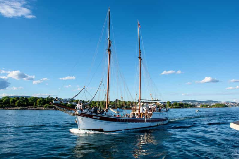 Oslo: Best of Oslo Walking Tour + Fjords Sightseeing Cruise