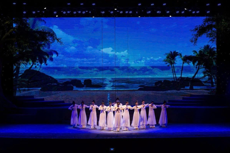 Da Nang: City Sightseeing Tour with Charming Da Nang Show