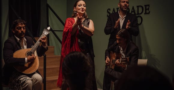 Lisbon: Fado Show with Quinta do Gradil Wine in Baixa-Chiado