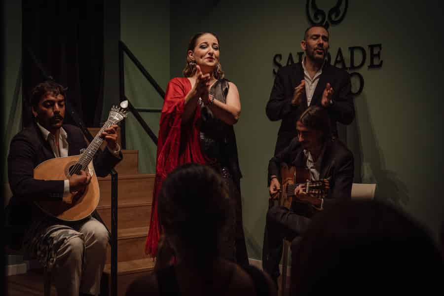 Lissabon: Fado-Show mit Wein der Quinta do Gradil in Baixa-Chiado. Foto: GetYourGuide Lissabon: Fado-Show mit Wein der Quinta do Gradil in Baixa-Chiado. Foto: GetYourGuide