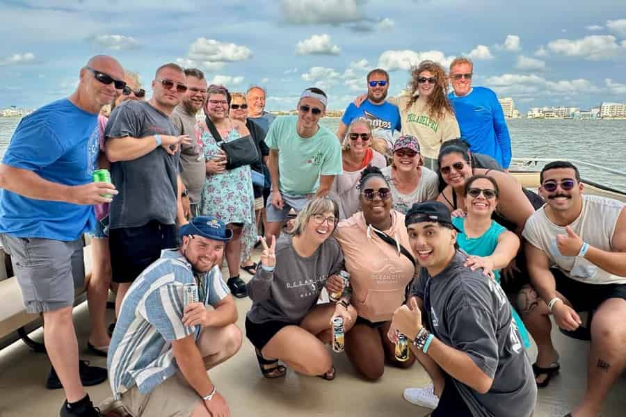 Ocean City: Tiki-Party-Bootsfahrt am Tag mit Bar an Bord. Foto: GetYourGuide