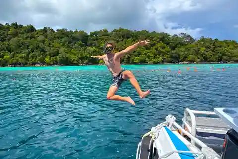 Khao Lak: Premium Tour to Surin Islands with Snorkel & Lunch