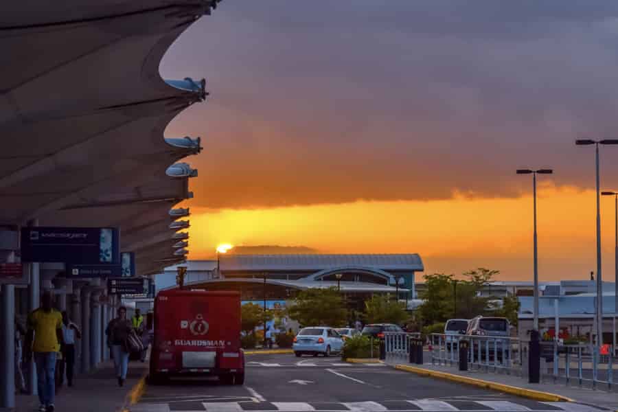 Von Kingston: Einfacher Flughafentransfer zum Flughafen Kingston. Foto: GetYourGuide Von Kingston: Einfacher Flughafentransfer zum Flughafen Kingston. Foto: GetYourGuide